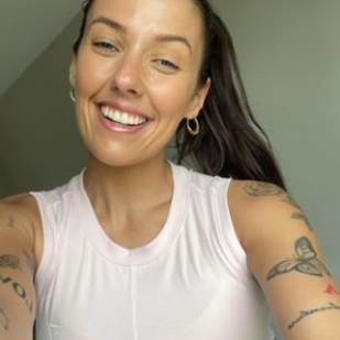 Nia Leiws